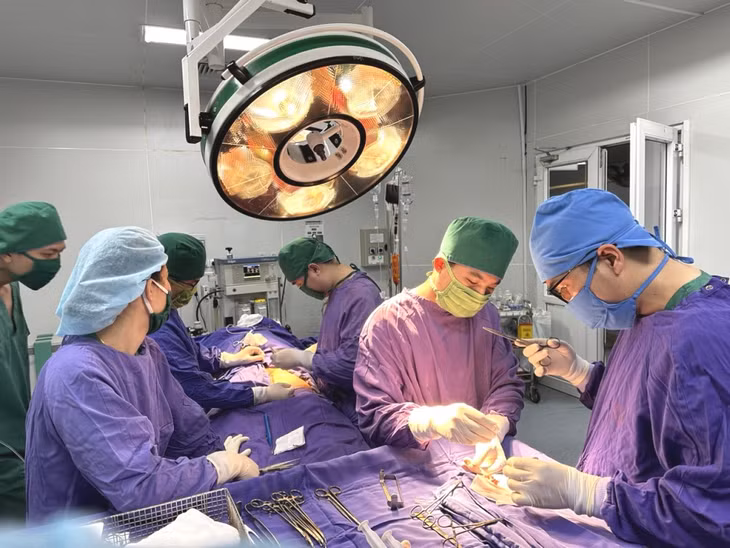 Các bác sĩ Bệnh viện Đa khoa tỉnh Quảng Ninh thực hiện cấp cứu cho người bệnh.