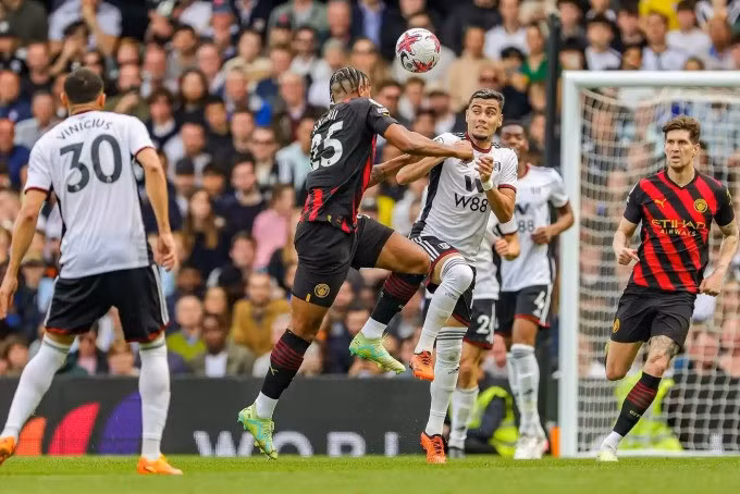 Hậu vệ Man City Manuel Akanji (số 25) tranh chấp với Andreas Pereira của Fulham. Ảnh: ProSports