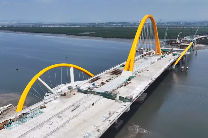 Hạng mục cầu chính đã cơ bản hoàn thành kết cấu chính và đang chuyển sang giai đoạn hoàn thiện.