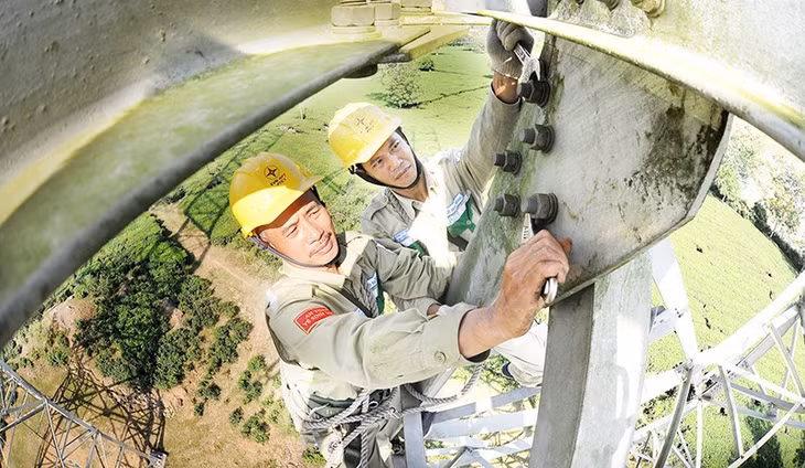 Công nhân Công ty Truyền tải điện Tây Bắc kiểm tra, sửa chữa đường dây 500kV Sơn La-Hiệp Hòa (Phú Thọ). (Ảnh ĐỨC ANH)