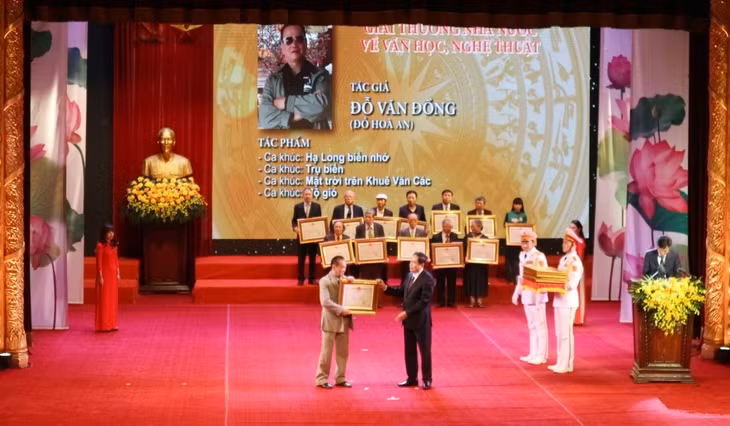 Nhạc sĩ Đỗ Hòa An nhận Giải thưởng Nhà nước về văn học nghệ thuật, ngày 19/5/2023. Ảnh: Huy Đào (CTV).