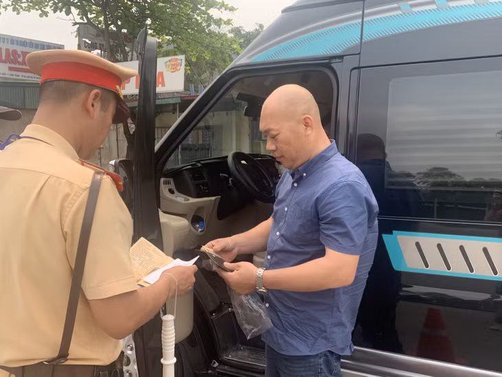 Lực lượng CSGT kiểm tra hành chính lái xe khách lưu thông trên QL18, đoạn đi qua địa bàn TP Cẩm Phả.