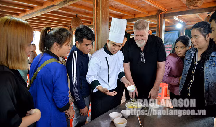 Chủ homestay tại các làng du lịch cộng đồng trên địa bàn huyện Bắc Sơn, Hữu Lũng được chuyên gia ẩm thực hướng dẫn cách chế biến món ăn đạt tiêu chuẩn