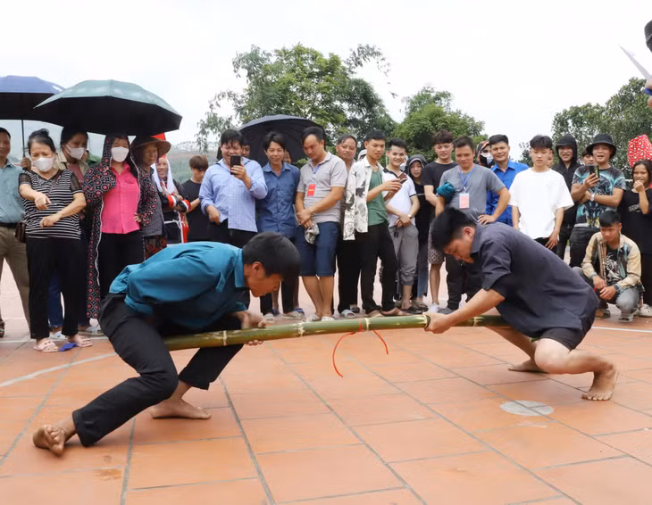 Người dân, du khách hào hứng tham gia các trò chơi dân gian, các môn thể thao dân tộc như đẩy gậy...