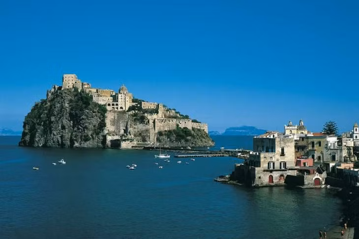Lâu đài Castello Aragonese (Italy) hiện thuộc về một gia đình luật sư người Italy, người đã mua hòn đảo kiên cố vào năm 1912 và bắt đầu khôi phục các trận địa, nhà thờ, tu viện, hầm mộ và khu vườn. Ngoài tầm nhìn trải dài khắp vịnh đến núi Vesuvius, lâu đài còn có các quán cà phê ngoài trời, hiệu sách, triển lãm nghệ thuật và phim ngoài trời. Ảnh: Tripadvisor.