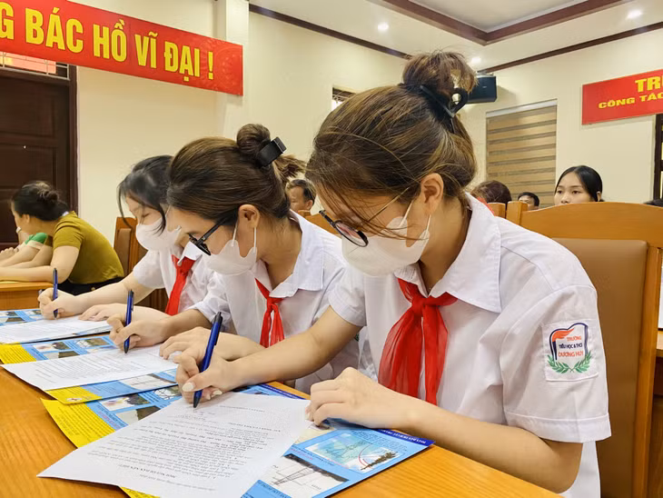 Học sinh Trường TH&amp;THCS Dương Huy ký cam kết thực hiện các biện pháp bảo đảm an toàn lưới truyền tải quốc gia.
