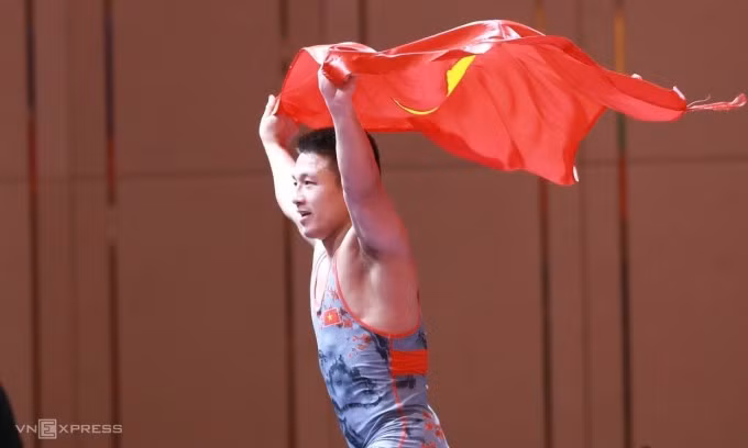 Đô vật Ngô Thế Sao mừng chiến thắng ở hạng 70kg nam. Ảnh: Hiếu Lương