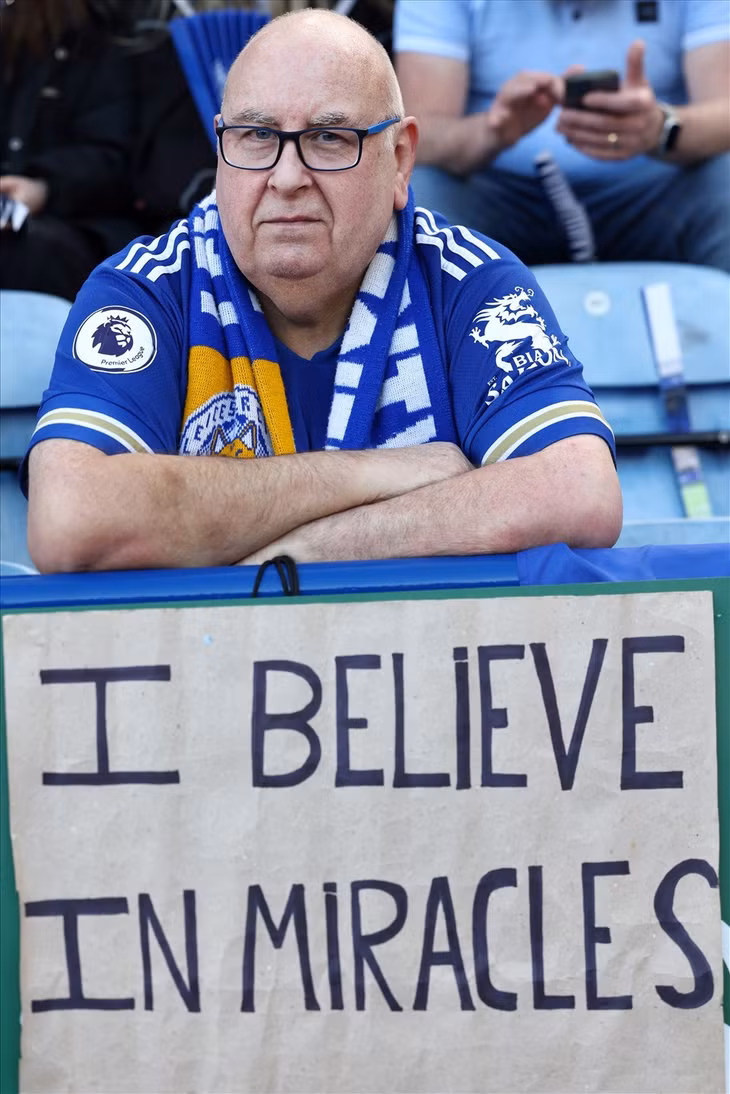 Đã không còn phép màu nào cho người hâm mộ Leicester nữa. Ảnh: AFP