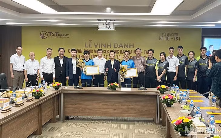Lãnh đạo Tập đoàn T&amp;T vinh danh bộ đôi Trần Mai Ngọc và Đinh Anh Hoàng giành Huy chương Vàng lịch sử cho bóng bàn Việt Nam.