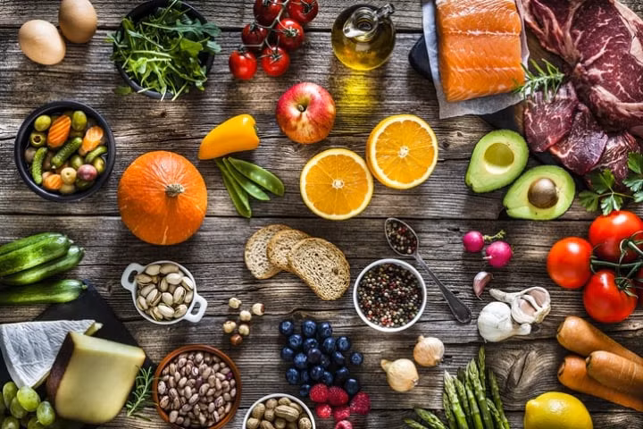 Nên ăn những thực phẩm giàu protein và các loại trái cây trong quá trình giảm cân. (Ảnh minh họa)