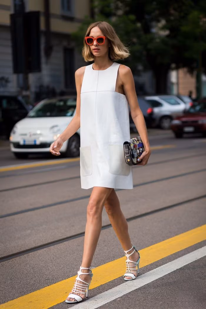 Thay vì mặc những bộ đầm bodycon gây bí bách dưới trời nóng, bạn hãy chọn đầm suông dáng midi, tạo độ rộng và thoáng, kết hợp sandals cao gót. Ảnh: SDM