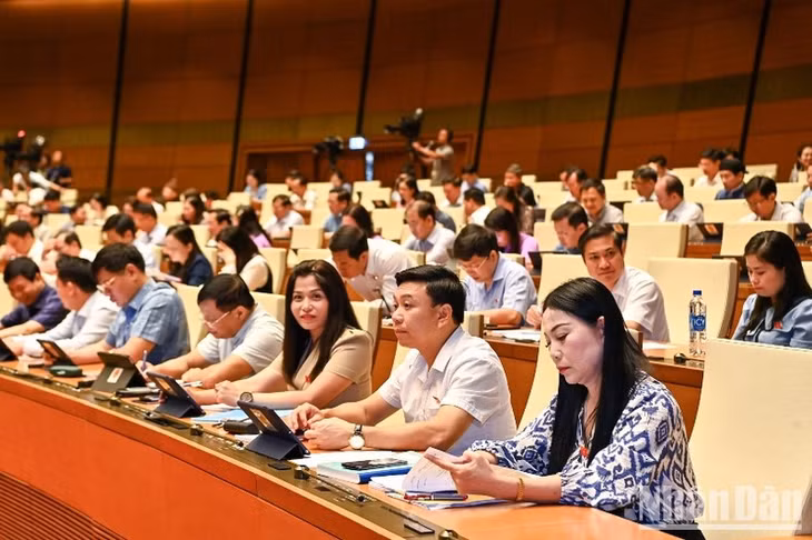 Các đại biểu dự phiên họp sáng 26/5. (Ảnh: DUY LINH)