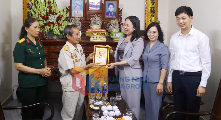 Phó Chủ tịch nước Võ Thị Ánh Xuân tặng ảnh Bác Hồ và động viên bệnh binh Phạm Văn Sách, thôn Tân Thành, xã Việt Dân, tiếp tục phát huy truyền thống bộ đội Cụ Hồ (5-2023). Ảnh: Nguyễn Thanh