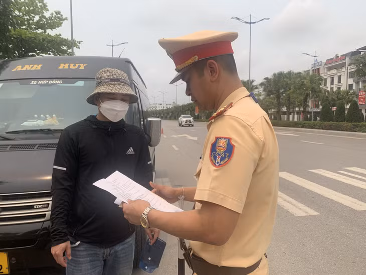 CSGT Công an tỉnh kiểm tra phương tiện trên QL18 đoạn đi qua địa bàn TP Hạ Long.
