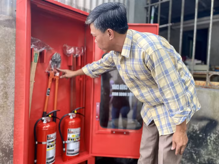 Tại các "Điểm chữa cháy công cộng" trên địa bàn TP Hạ Long đều được trang bị 2 bình chữa cháy và dụng cụ hỗ trợ tiếp cận đám cháy ban đầu.
