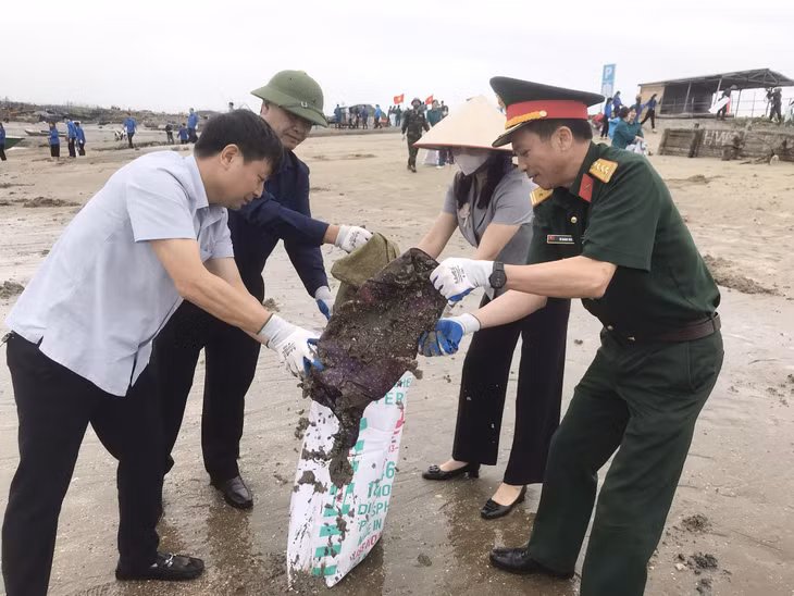 Đông đảo các đồng chí lãnh đạo huyện cùng với cán bộ, chiến sĩ, công chức, viên chức và các tầng lớp nhân dân huyện Hải Hà tham gia vệ sinh môi trường biển.