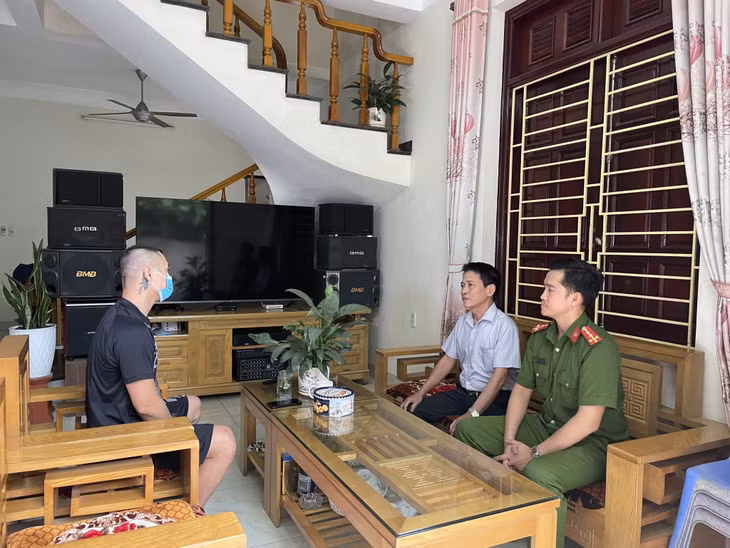 Công an phường Cao Xanh (TP Hạ Long) cùng cán bộ khu phố thăm hỏi người chấp hành xong án phạt tù về địa phương (bên trái), hiện đã có việc làm ổn định.