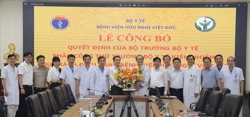 Lễ công bố quyết định của Bộ Y tế giao nhiệm vụ cho Thứ trưởng Bộ Y tế Trần Văn Thuấn phụ trách Bệnh viện Việt Đức. Ảnh: BVCC