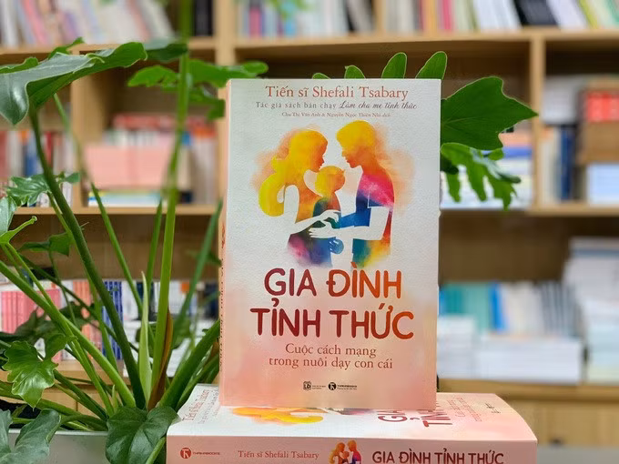 "Gia đình tỉnh thức" - Cuộc cách mạng nuôi dạy con cái (Ảnh: NXB cung cấp).