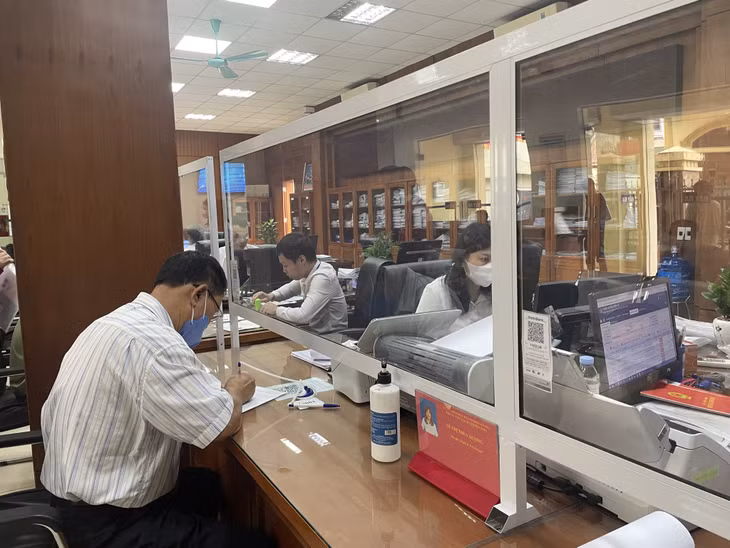 Người dân giải quyết thủ tục hành chính tại Trung tâm Hành chính công TP Cẩm Phả.