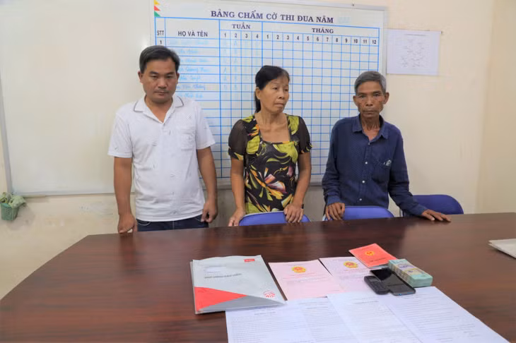 Các đối tượng cùng tang vật.
