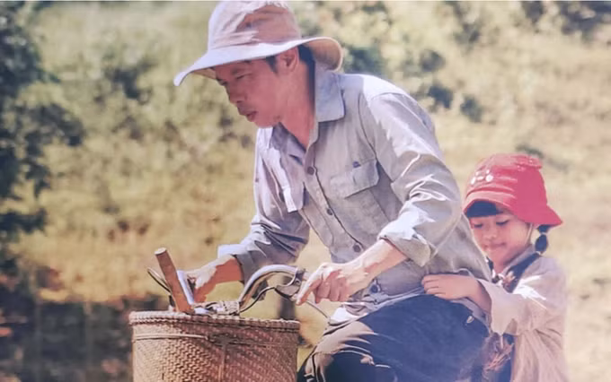 Tuy không phải bố đẻ nhưng "Mô gù" luôn dành tình yêu cho Hạt Dẻ (Ảnh: VTV).