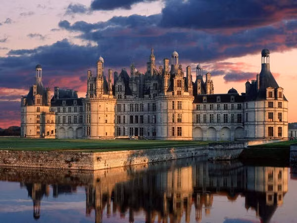 Lâu đài Chambord (Pháp) có cấu trúc đồ sộ hơn 440 phòng với 28 năm để xây dựng. Lâu đài vẫn còn giữ được những đồ đạc có giá trị lịch sử như chiếc giường lộng lẫy của nhà vua, một vài tấm thảm quý từ thế kỷ 17… Ngoài ra, du khách có thể tham quan phòng trưng bày hàng nghìn bộ gạc hươu nai và những cũi chó nổi tiếng thế giới, trong đó cũi lớn nhất chứa được hơn 70 chú chó. Ảnh: Region France.