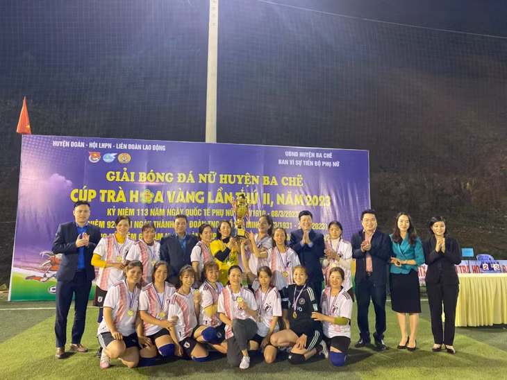 Hội viên Chi hội Phụ nữ thôn Khe Xa (xã Đạp Thanh, huyện Ba Chẽ) tham gia Giải bóng đá nữ huyện Ba Chẽ năm 2023.