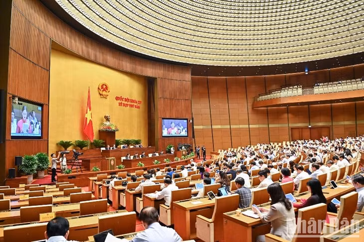 Quang cảnh phiên thảo luận tại Hội trường Diên Hồng sáng 31/5. (Ảnh: DUY LINH)