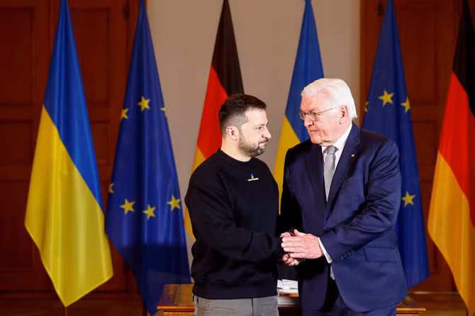Tổng thống Đức Frank-Walter Steinmeier tiếp đón người đồng cấp Ukraine, Volodymyr Zelenskiy tại cung điện Bellevue ở Berlin. Ảnh: Reuters