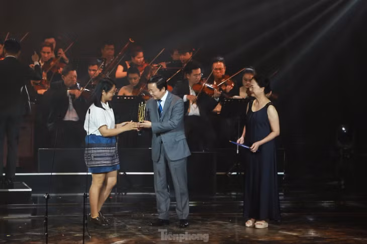 Phó Thủ tướng Trần Hồng Hà và NSND Như Quỳnh trao giải Phim hay nhất của Hạng mục Phim châu Á dự thi trong khuôn khổ LHP châu Á Đà Nẵng năm 2023 cho nữ đạo diễn Hà Lệ Diễm. Ảnh: Giang Thanh