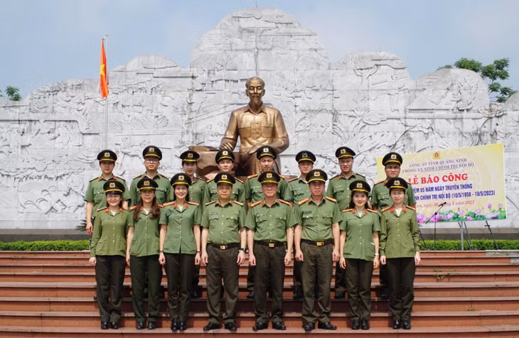 Phòng An ninh chính trị nội bộ, Công an tỉnh báo công, dâng hương, hoa tại Khu lưu niệm Sáu điều Bác Hồ dạy CAND thuộc tỉnh Bắc Giang. Ảnh: Đỗ Dinh (CTV).