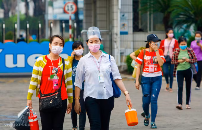 Công nhân Pouyuen (TP HCM) sau giờ tan ca, tháng 6/2021. Ảnh: Như Quỳnh
