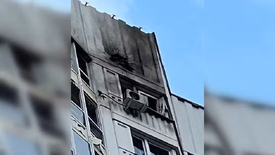 Một phần tòa chung cư ở phố Profsoyuznaya, phía nam Moskva bị hư hại do UAV tấn công ngày 30/5. Ảnh:Twitter/Runews