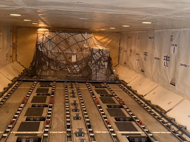 Các lô hàng từ Anh về Việt Nam trên chuyến bay chở hàng đầu tiên. Ảnh: TTXVN phát