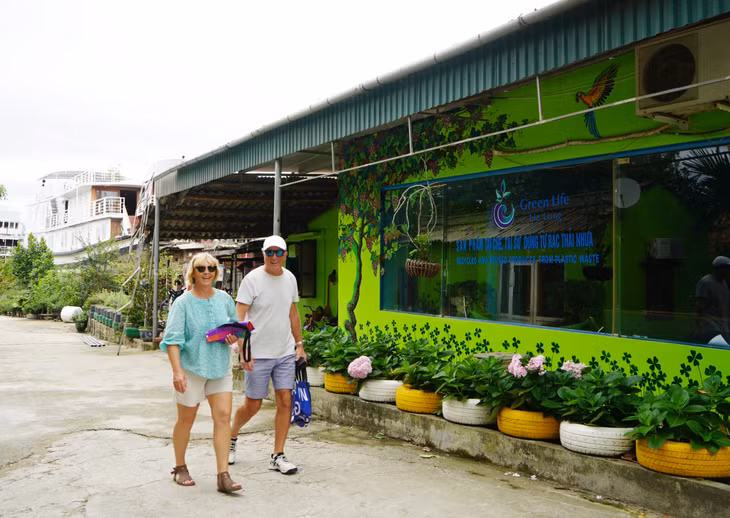 Hầu như ngày nào, Green life Hạ Long cũng có đoàn khách nước ngoài đến tham quan, trải nghiệm sáng tạo, tái chế rác thải.