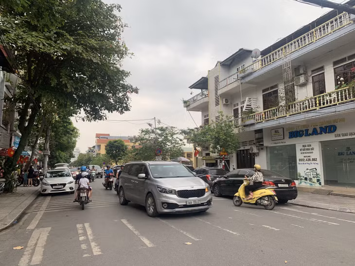 Những ngày cuối tuần, lượng du khách đến TP Móng Cái tăng nhanh.