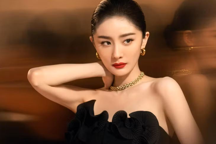 Dương Mịch gắn với danh xưng không tích cực là "nữ vương dầu mỡ" của màn ảnh Hoa ngữ.