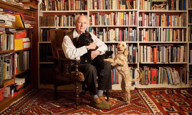 Tác giả Philip Pullman rất cảm xúc khi biết về Top 100 cuốn sách thiếu nhi hay nhất mọi thời đại. Ảnh: The Observer.