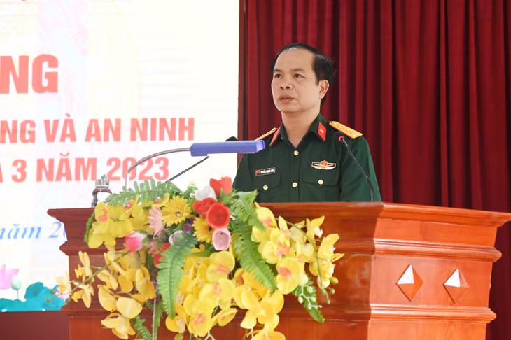 Đại tá Nguyễn Quang Hiến, Phó Bí thư Thường trực Đảng ủy, Chính ủy Bộ CHQS tỉnh, Ủy viên Hội đồng giáo dục QP&AN tỉnh Quảng ninh, phát biểu tại Lễ khai giảng.