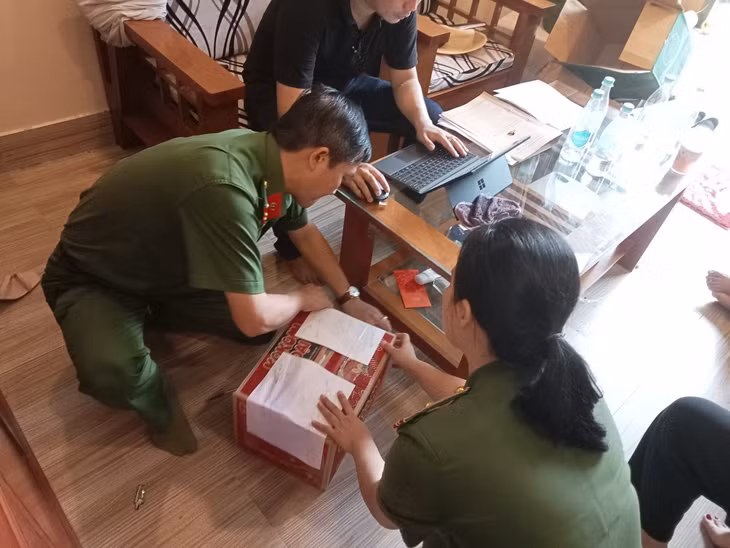 Tài liệu công an thu giữ để phục vụ công tác điều tra. Ảnh: CACC