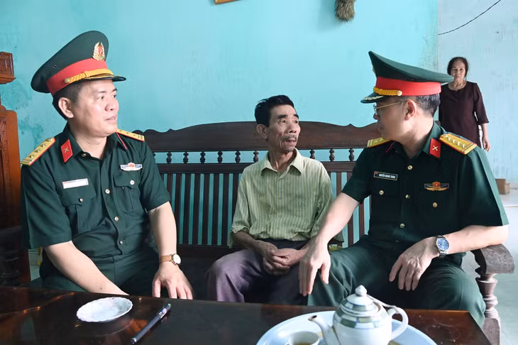 Lãnh đạo phòng chính trị Bộ CHQS tỉnh, Ban CHQS TP Hạ Long, thăm hỏi động viên ông Đinh Quang Thìn, hiện nay sức khỏe yếu.