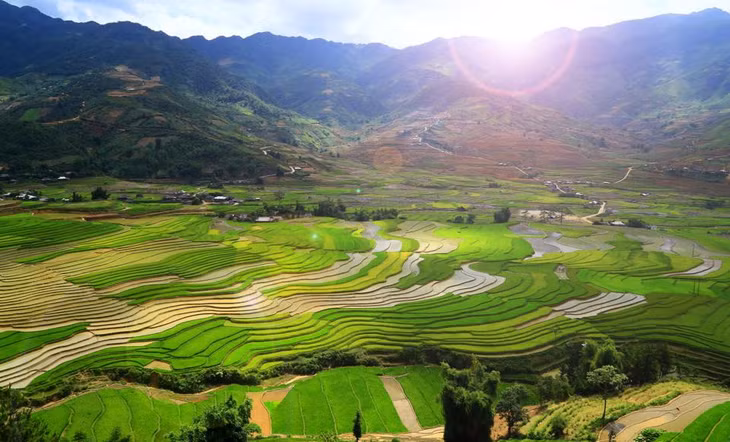 Mùa đổ nước trên Mù Cang Chải thường diễn ra vào tháng 5 và tháng 6 hàng năm. Đây là thời gian các cơn mưa mùa hạ đổ về và cung cấp nước cho bà con dân tộc cấy mùa vụ mới.