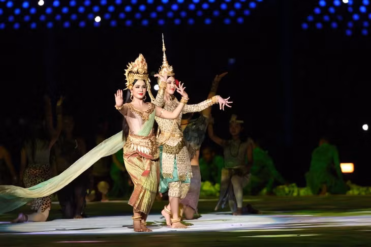 Các cô gái Campuchia mặc trang phục truyền thống, nhảy vũ điệu Apsara.