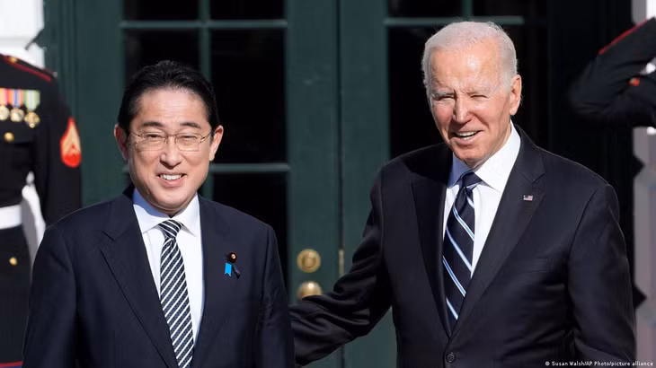 Thủ tướng Nhật Kishida (trái) và Tổng thống Mỹ Biden mới đây, bên lề Hội nghị G7, đã nhất trí tiếp tục trừng phạt Nga. Ảnh: Getty Images