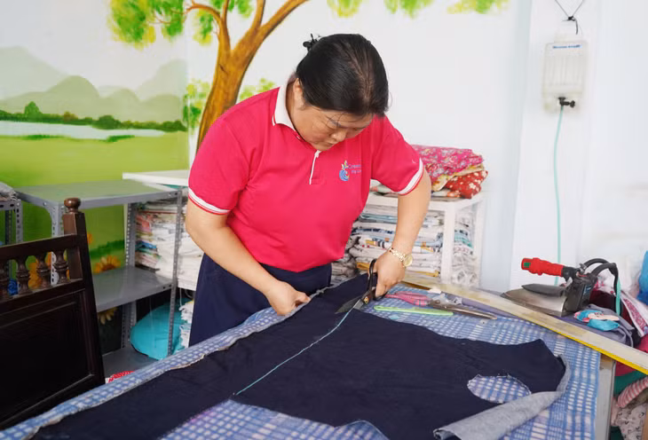Từ những mảnh vải thừa hay quần áo jean cũ, bằng sự sáng tạo và khéo léo, các thành viên Green life Hạ Long biến chúng thành túi xách, ba lô, túi đựng cơm...