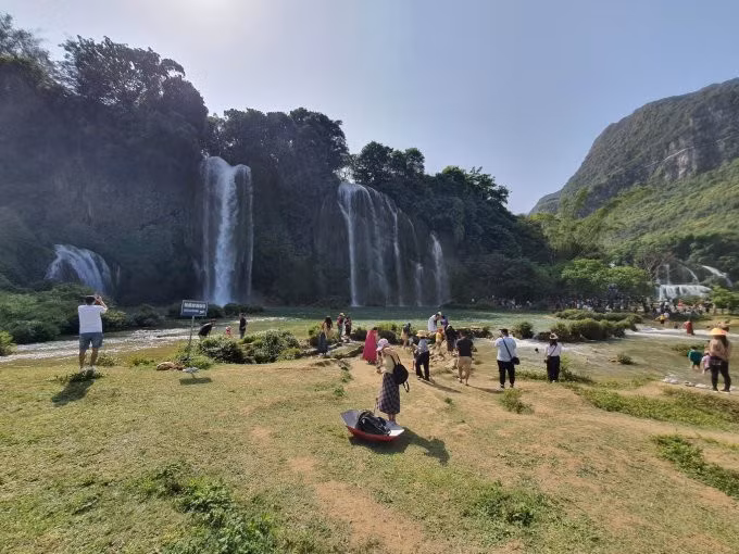 Thác Bản Giốc, phần thác nằm hoàn toàn bên phía Việt Nam, lúc 10h ngày 30/4. Ảnh: Nguyễn Duy Hưng