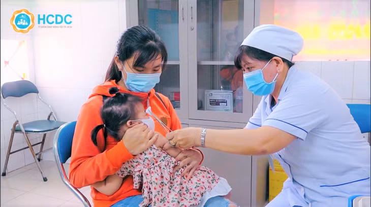 WHO và UNICEF đang kêu gọi các nỗ lực bắt kịp tiêm chủng ở quy mô lớn cho tất cả trẻ em đã bỏ lỡ lịch tiêm chủng định kỳ trong khoảng thời gian xảy ra đại dịch Covid-19. Ảnh: HCDC