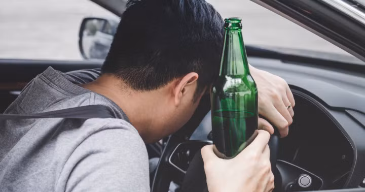 Lái xe sau khi uống rượu bia là thói quen xấu gây mất an toàn cho bản thân và xã hội. (Ảnh minh họa: Internet)