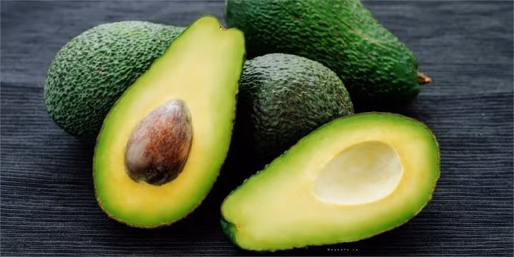 Thành phần vitamin A có sẵn trong bơ cũng góp phần loại bỏ các tế bào da chết.